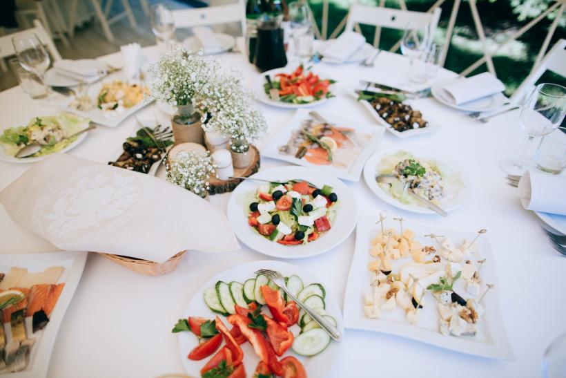 If you have your wedding at a restaurant, the food is the star. Image: Thinkstock.