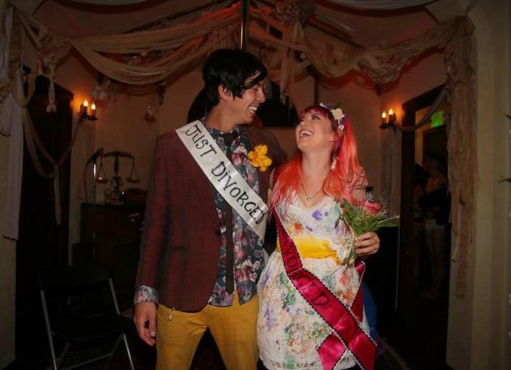 Hundreds of guests came to support them as they publicly parted ways. Image: imgur. Hundreds of guests came to support them as they publicly parted ways. Image: imgur.