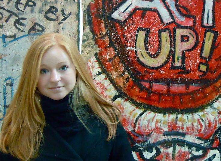 Kezman in front of the Berlin Wall 