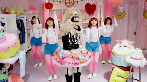 Avril Lavigne Discusses Hello Kitty With Vogue, 'Love Sux