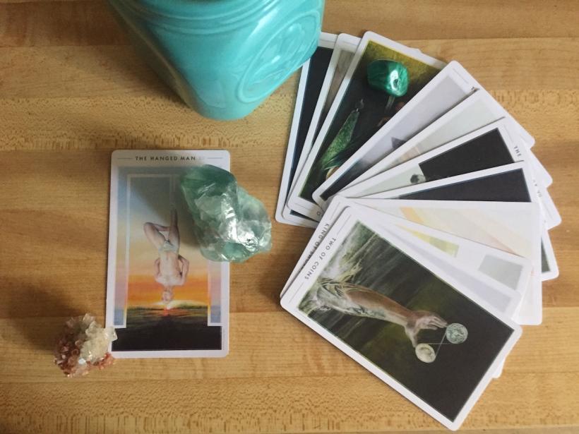 These tarotscopes were created using the Fountain Tarot deck. Stones pictures are Fluorite (clarity) and Aragonite (grounding).