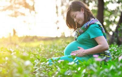 I gloried in the horizontal stripes and favored tops with cute little empire ties to emphasize my shape. I sought a “visible belly outline” everywhere I went. Image: Thinkstock.