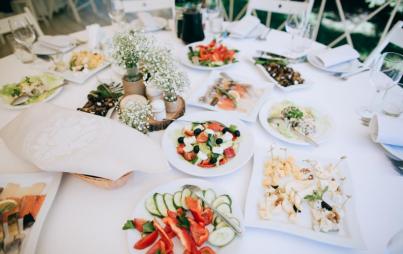 If you have your wedding at a restaurant, the food is the star. Image: Thinkstock.