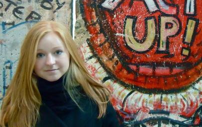 Kezman in front of the Berlin Wall 